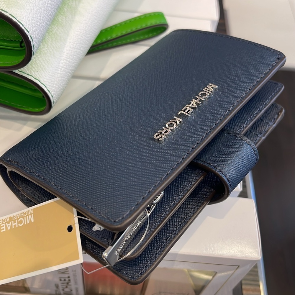 Michael Medium Crossgrain Leather Bifold Wallet
Navy
NWT - Picture 16 of 16